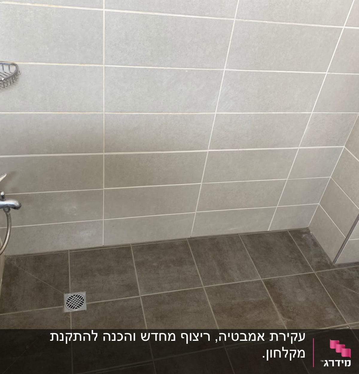 מקלחת עם אריחים חדשים וברז מותקן